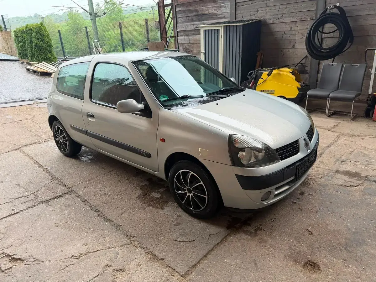 Gebraucht Renault Clio 70 PS (51 kW) 2001 Silber Kleinwagen