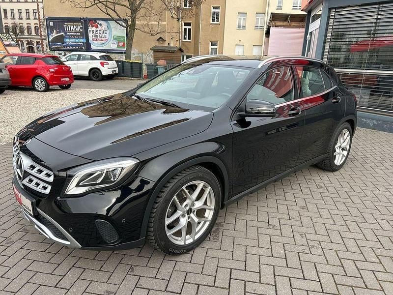 Gebraucht Mercedes GLA180 122 PS (89 kW) 2019 Kosmosschwarz SUV