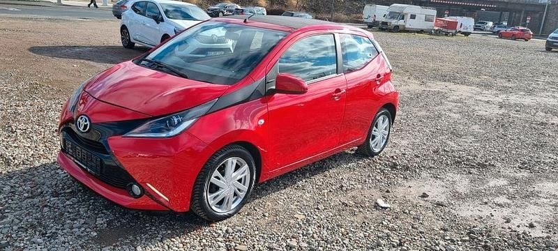 Gebraucht Toyota Aygo 69 PS (50 kW) 2015 Rot Kleinwagen