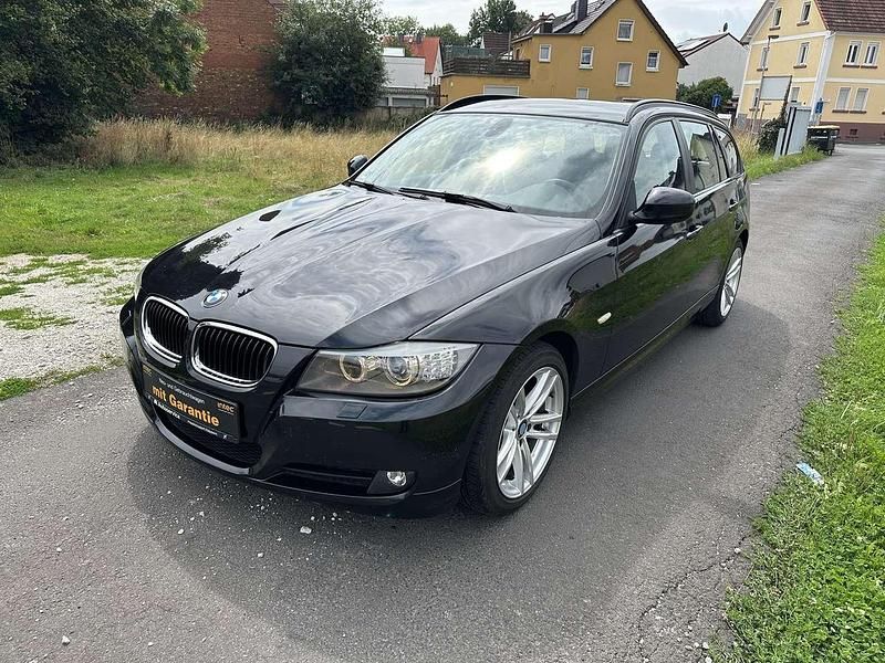 Saphirschwarz Gebraucht 2012 BMW 318 Kombi | 5.990 € (Superpreis) - Bild 1/4
