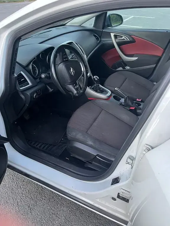Używany Opel Astra Design Edition 101 KM (74 kW) 2011 Biały Kombi
