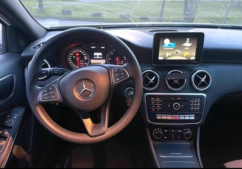 Gebraucht Mercedes A200 136 PS (100 kW) 2016 Weiß Kleinwagen