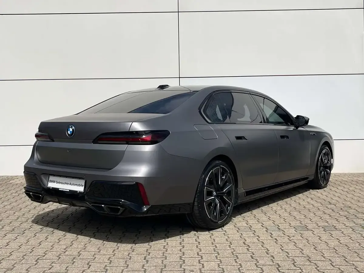 Gebraucht BMW 760 381 PS (280 kW) 2023 Grau matt Limousine