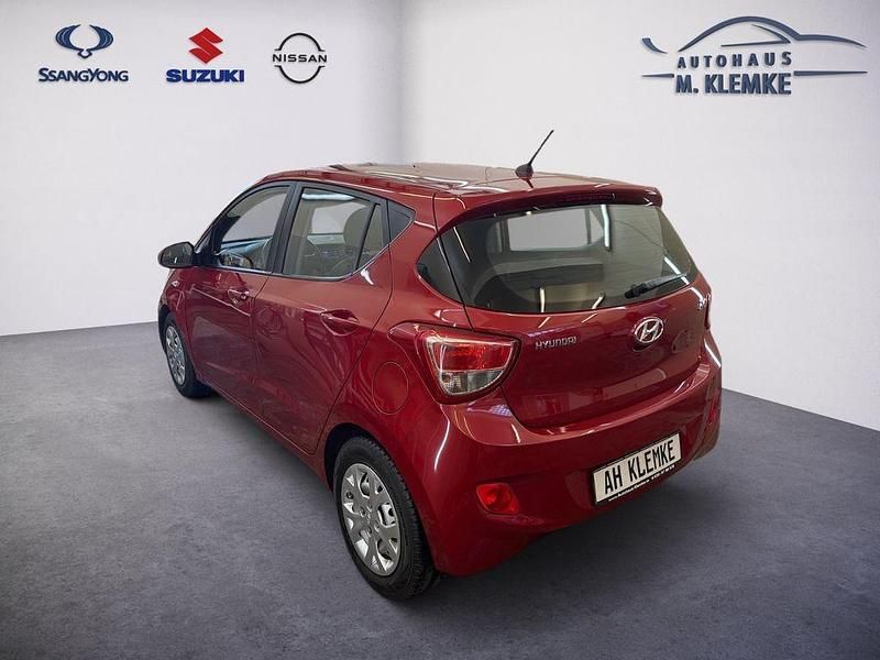 Gebraucht Hyundai i10 67 PS (49 kW) 2015 Rot Kleinwagen