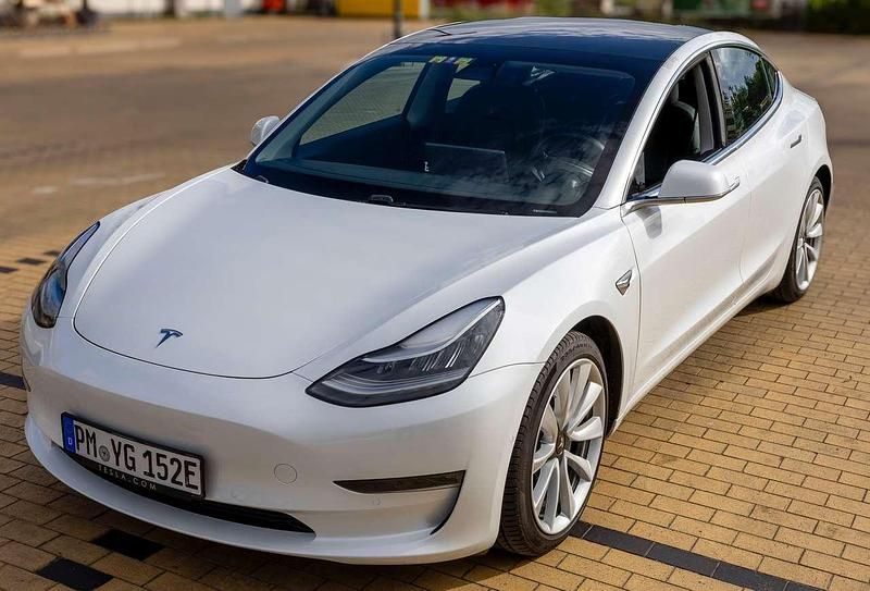 Weiß Gebraucht 2020 Tesla Model 3 Limousine | 22.700 € - Bild 1/4