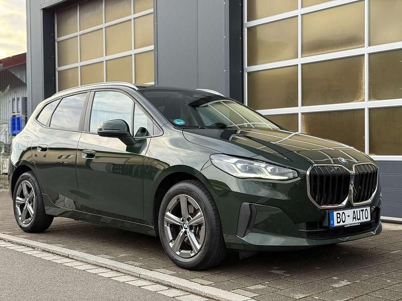 San remo green metallic Gebraucht 2024 BMW 218 Active Tourer Van / Kleinbus | 30.900 € (Guter Preis) - Bild 1/4
