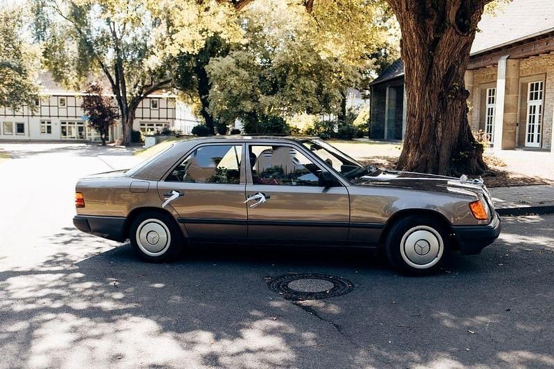 Gebraucht Mercedes E230 132 PS (97 kW) 1987 Gold Limousine