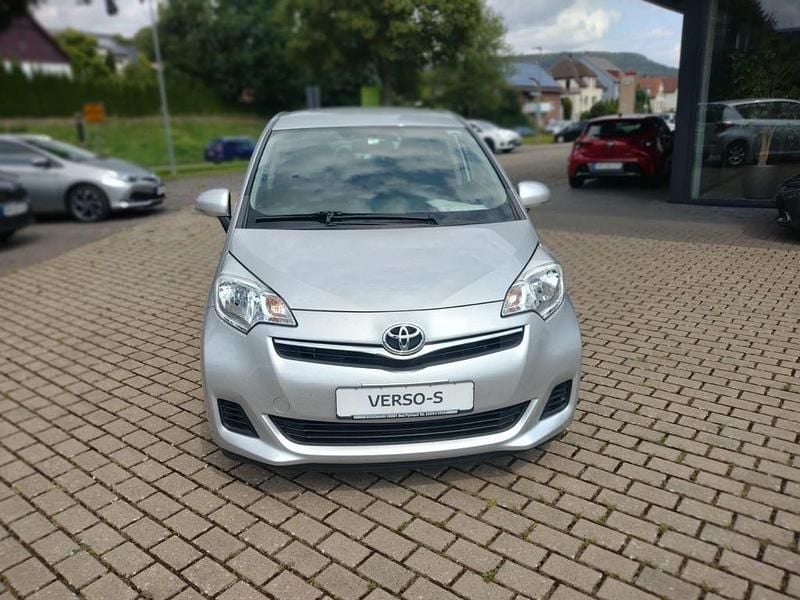 Platinsilber metallic Gebraucht 2013 Toyota Verso-S Life Van / Kleinbus | 7.790 € (Etwas zu teuer) - Bild 1/4