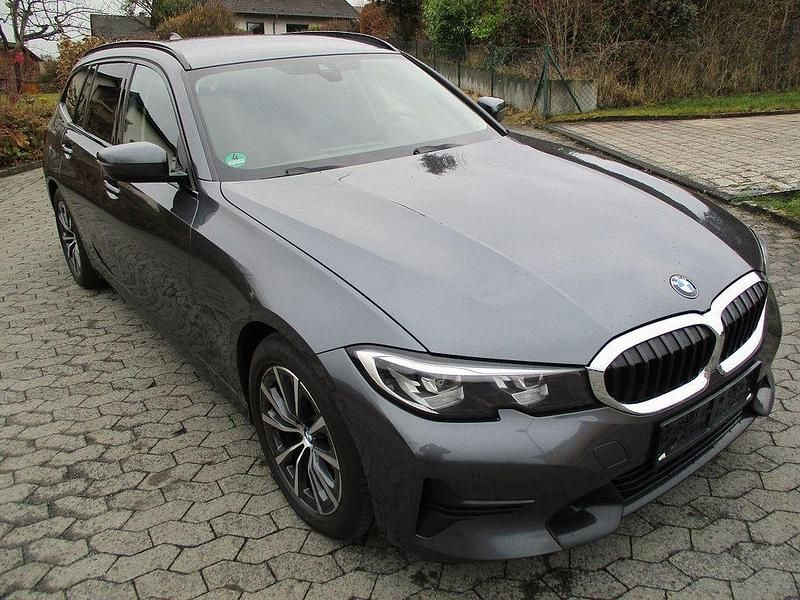 Gebraucht BMW 318 Sport Line 150 PS (110 kW) 2022 Grau Kombi