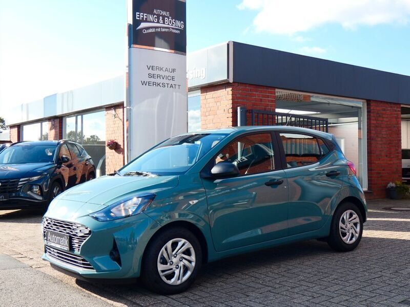 Grün Neu 2025 Hyundai i10 Kleinwagen | 17.290 € (Fairer Preis) - Bild 1/4