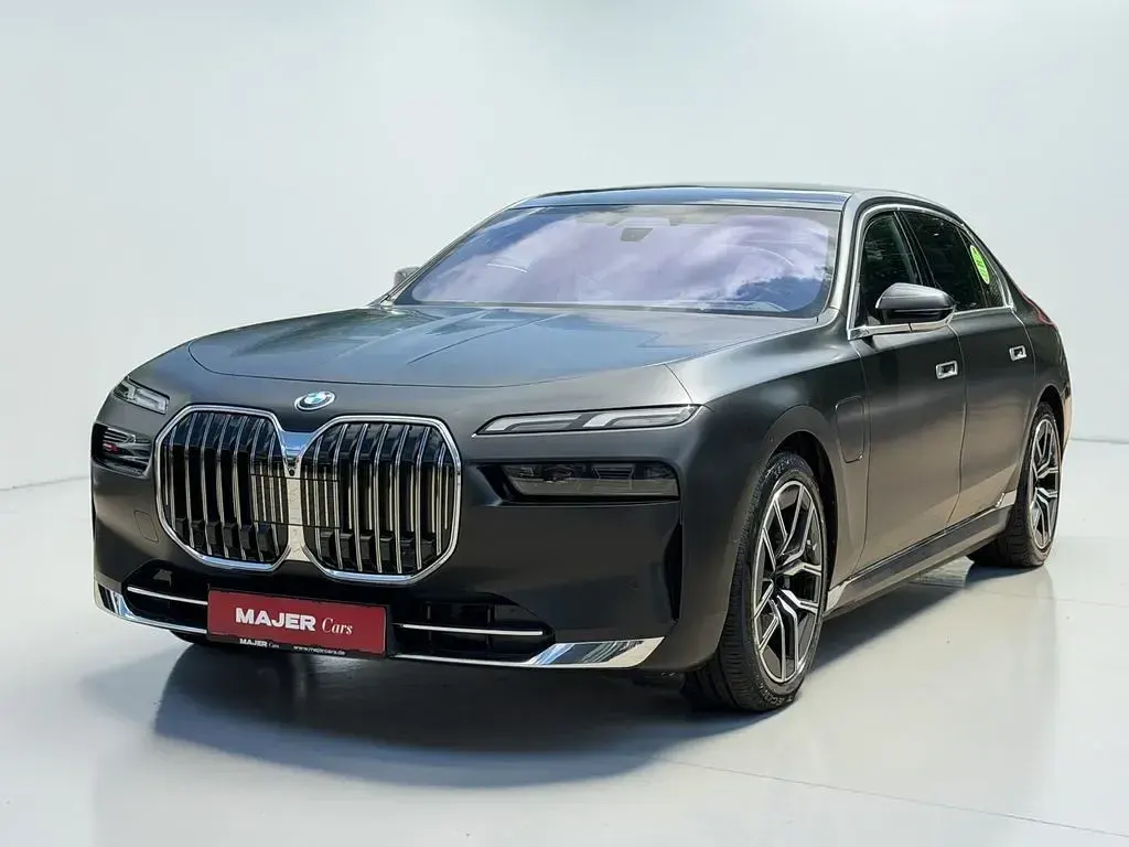 Gebraucht BMW 750e Performance 489 PS (359 kW) 2023 Schwarz Limousine