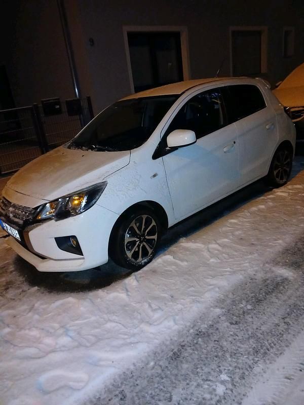 Weiß Gebraucht 2021 Mitsubishi Space Star Limousine | 9.500 € - Bild 1/4