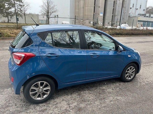 Gebraucht Hyundai i10 Edition 87 PS (63 kW) 2014 Blau Kleinwagen