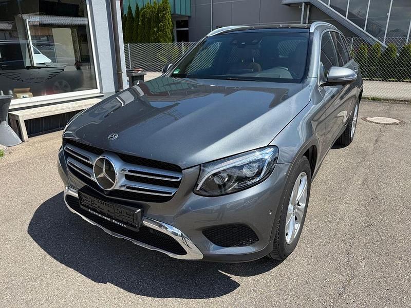 Grau Gebraucht 2019 Mercedes GLC300 SUV | 29.900 € - Bild 1/4