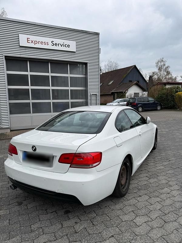 Gebraucht BMW 320 177 PS (130 kW) 2009 Weiß Coupé