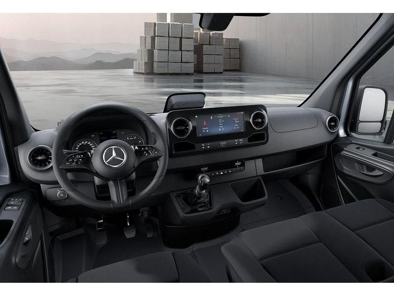 Gebraucht Mercedes Sprinter 170 PS (125 kW) 2026 Silber / hightechsilber Van