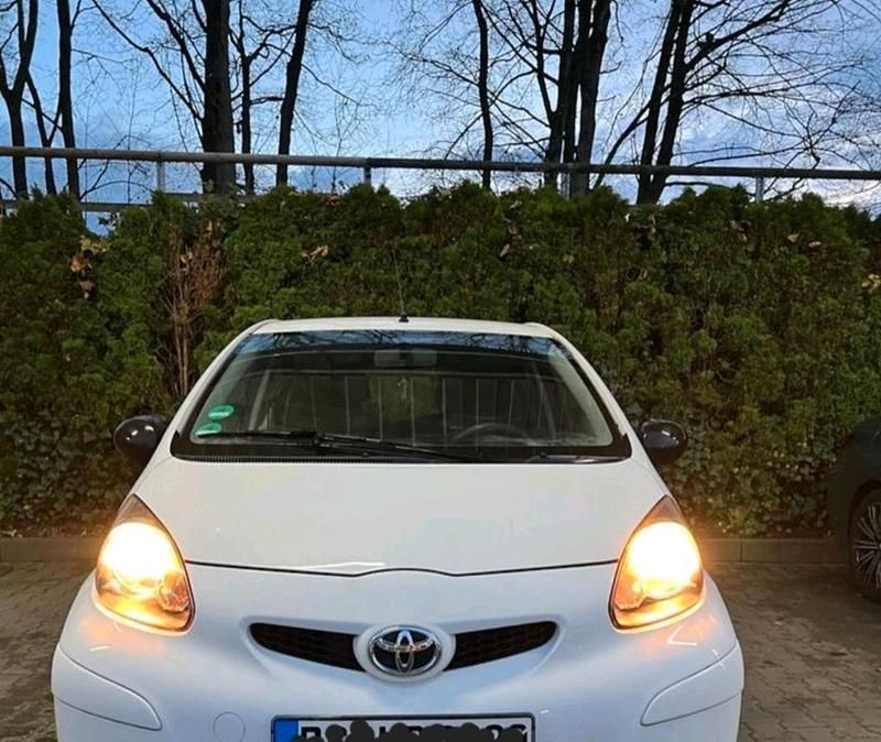 Weiß Gebraucht 2008 Toyota Aygo Kleinwagen | 900 € (Fairer Preis) - Bild 1/4