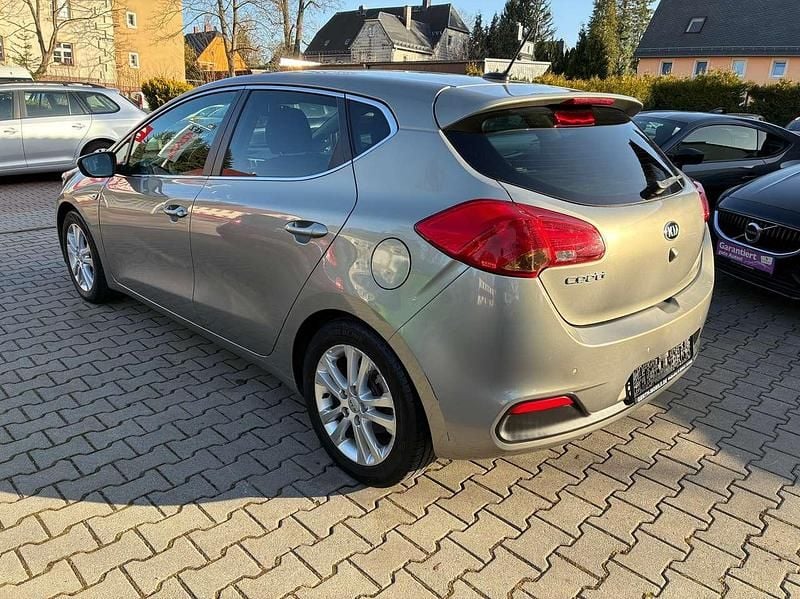 Gebraucht Kia Ceed FIFA World Cup Edition 135 PS (99 kW) 2014 (aa3) siriussilber met. Kleinwagen