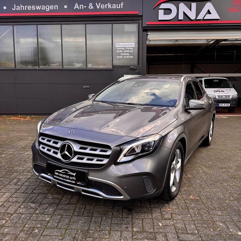 Grau Gebraucht 2018 Mercedes GLA200 SUV | 20.993 € (Fairer Preis) - Bild 1/4