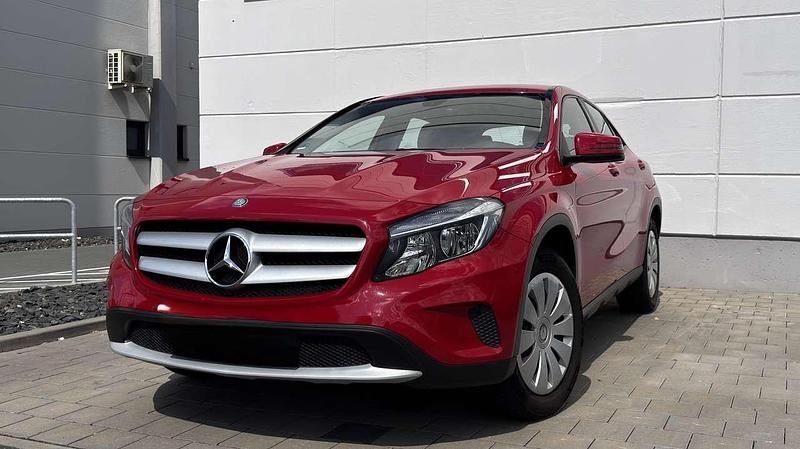 Rot Gebraucht 2015 Mercedes GLA180 SUV | 16.399 € (Fairer Preis) - Bild 1/4