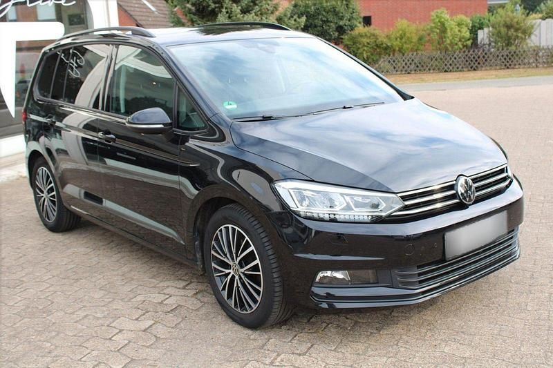 Gebraucht VW Touran Comfortline 150 PS (110 kW) 2023 Schwarz metallic Van / Kleinbus