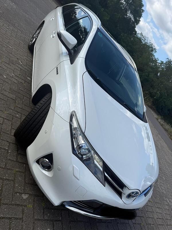 Weiß Gebraucht 2014 Toyota Auris Hybrid Kombi | 11.899 € (Fairer Preis) - Bild 1/4