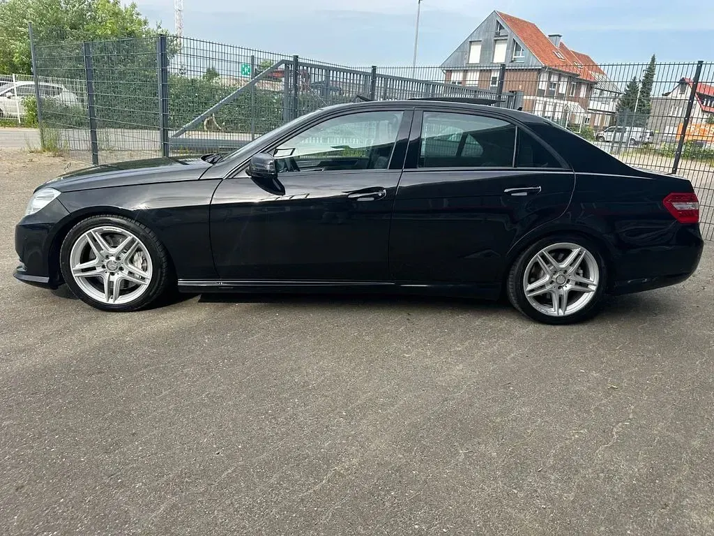 Gebraucht Mercedes E500 408 PS (300 kW) 2012 Schwarz Limousine