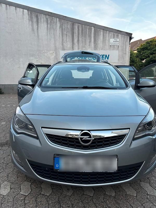 Silber Gebraucht 2011 Opel Astra Kombi | 4.750 € (Fairer Preis) - Bild 1/4