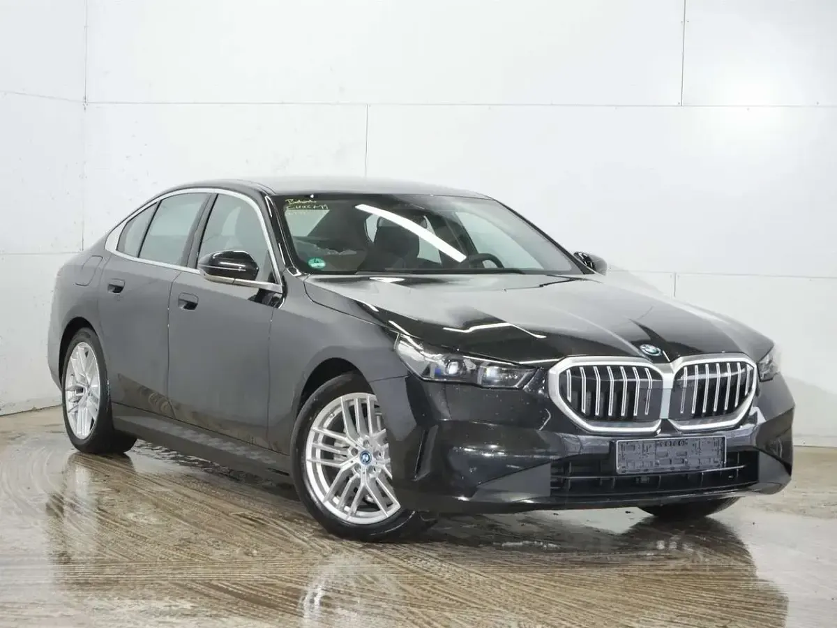 Gebraucht BMW 530e Comfort Edition 299 PS (219 kW) 2024 Saphirschwarz metallic Limousine