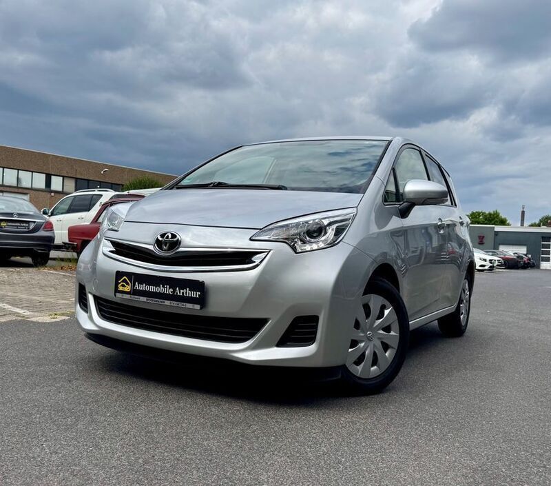 Silber Gebraucht 2015 Toyota Verso-S Life Van / Kleinbus | 7.000 € (Fairer Preis) - Bild 1/4