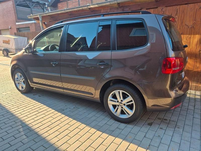 Gebraucht VW Touran Trendline 105 PS (77 kW) 2012 Braun Van / Kleinbus