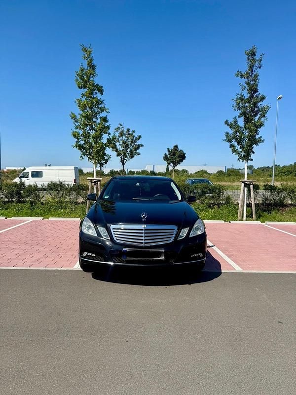 Schwarz Gebraucht 2010 Mercedes E220 Limousine | 7.500 € (Fairer Preis) - Bild 1/4