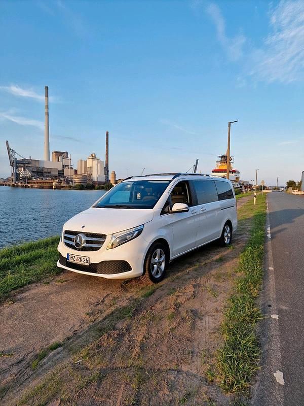 Weiß Gebraucht 2021 Mercedes 300 Van / Kleinbus | 60.000 € - Bild 1/4