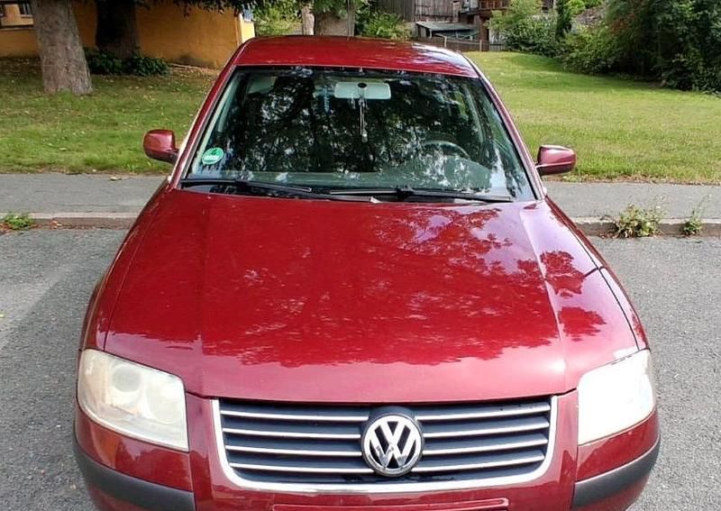 Rot Gebraucht 2002 VW Passat Limousine | 1.100 € (Guter Preis) - Bild 1/4