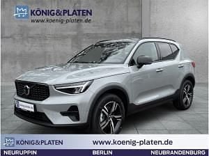 Neu Volvo XC40 Plus 163 PS (119 kW) 2026 Grau (vapour grey (grau)) SUV
