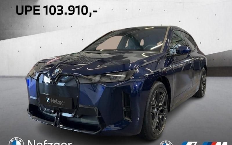 Blau Neu 2025 BMW iX M Sport SUV | 86.917 € (Fairer Preis) - Bild 1/4