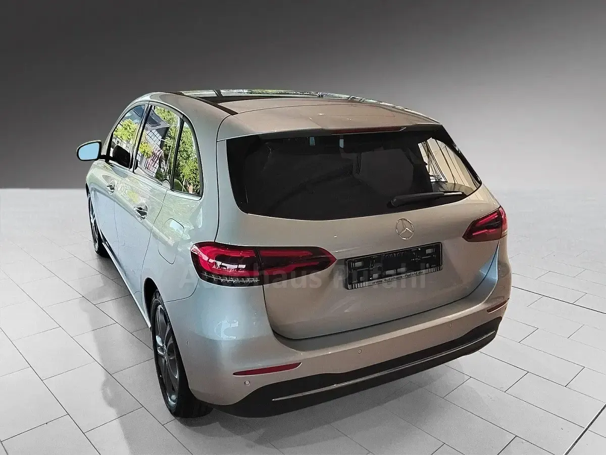 Gebraucht Mercedes B180 Style 136 PS (100 kW) 2019 Iridium silber Kleinwagen