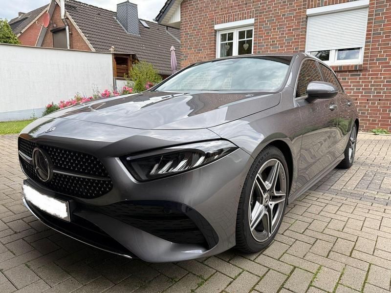 Grau Gebraucht 2023 Mercedes A220 AMG Limousine | 32.999 € (Superpreis) - Bild 1/2