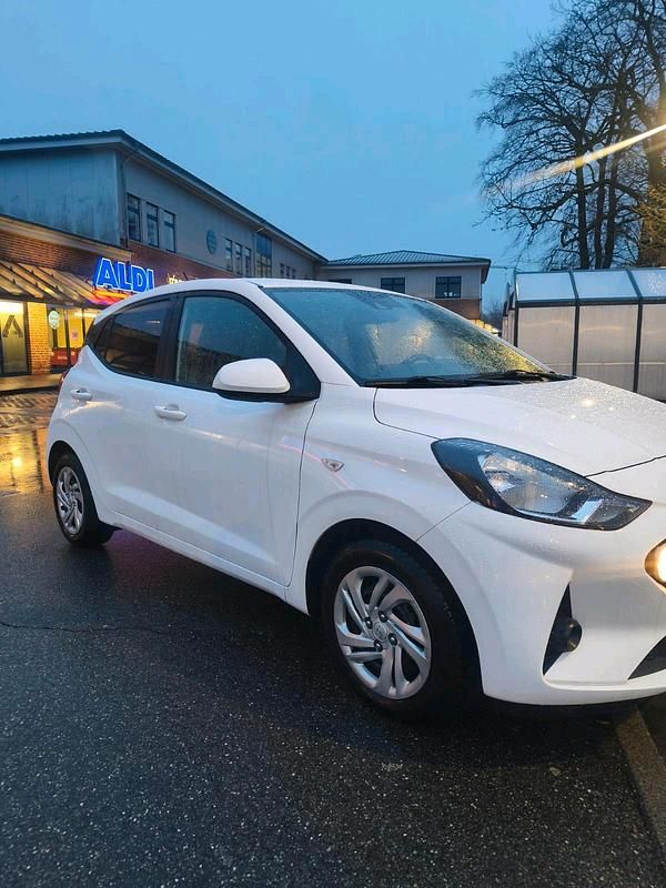 Gebraucht Hyundai i10 Trend 67 PS (49 kW) 2021 Weiß Kleinwagen