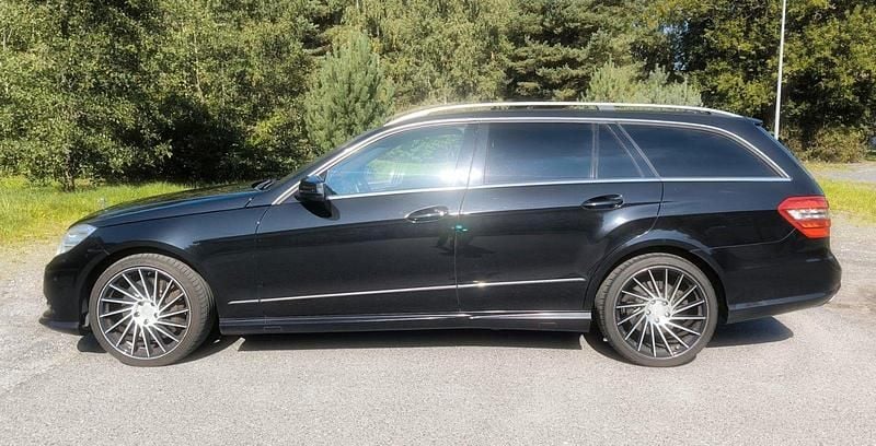 Schwarz Gebraucht 2012 Mercedes E500 Avantgarde Kombi | 10.500 € (Superpreis) - Bild 1/4