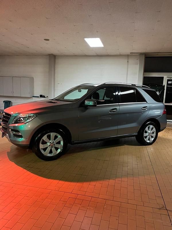 Silber Gebraucht 2013 Mercedes ML350 SUV | 22.000 € (Guter Preis) - Bild 1/4