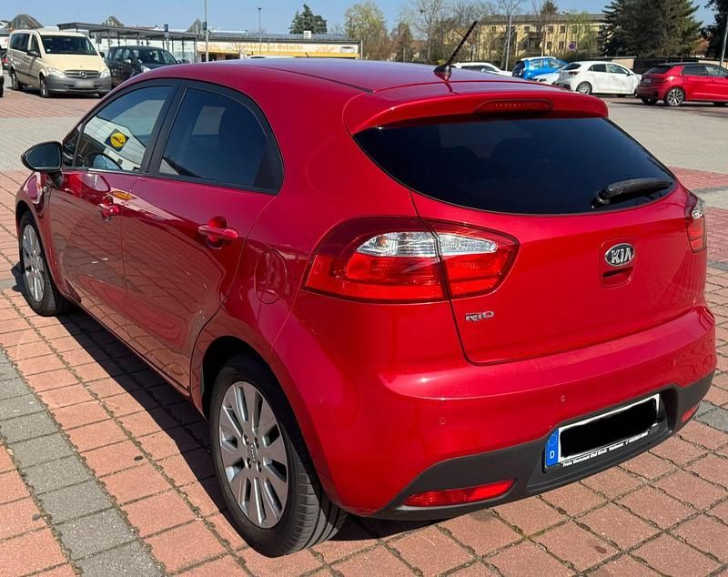 Gebraucht Kia Rio 86 PS (63 kW) 2013 Rot Kleinwagen