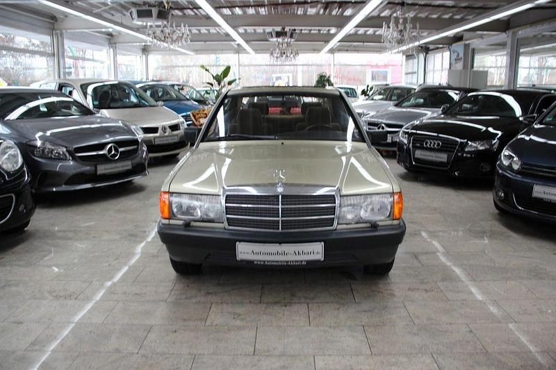 Second-hand Mercedes 190 90 CP (66 kW) 1982 Verde Berlinǎ