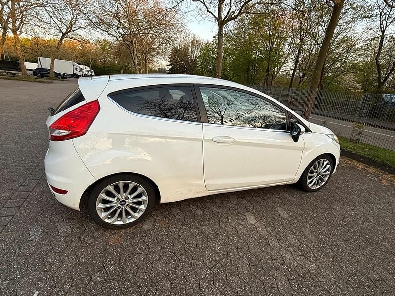 Gebraucht Ford Fiesta 120 PS (88 kW) 2009 Weiß Kleinwagen