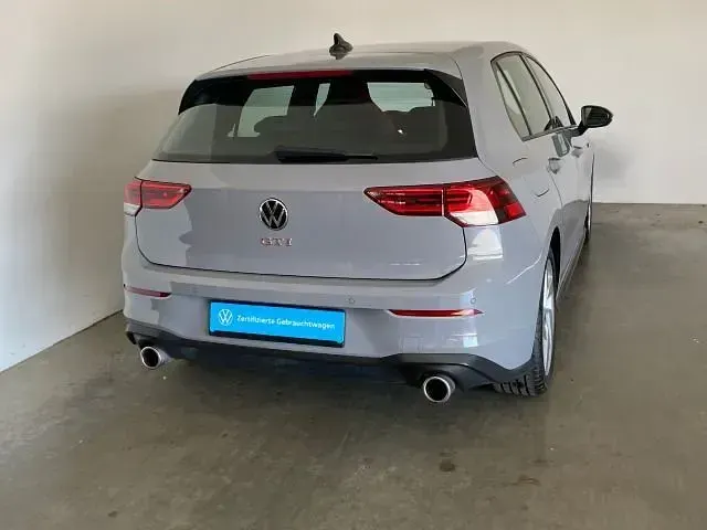 Gebraucht VW Golf VIII GTI 245 PS (180 kW) 2024 Mondsteingrau Limousine