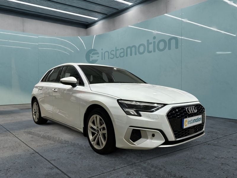 Weiß Gebraucht 2023 Audi A3 Sportback Advanced Limousine | 27.100 € (Superpreis) - Bild 1/4