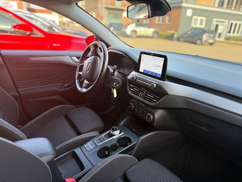 Gebraucht Ford Focus Cool & Connect 120 PS (88 kW) 2022 Rot Limousine