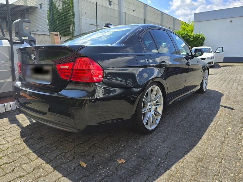 Gebraucht BMW 320 M Sport 184 PS (135 kW) 2011 Schwarz Limousine