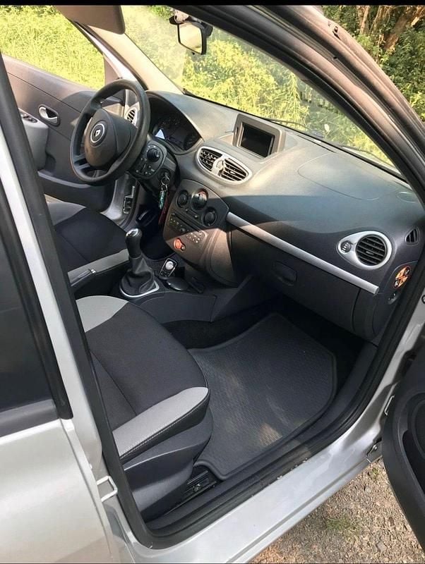 Gebraucht Renault Clio GrandTour 75 PS (55 kW) 2012 Grau Kombi