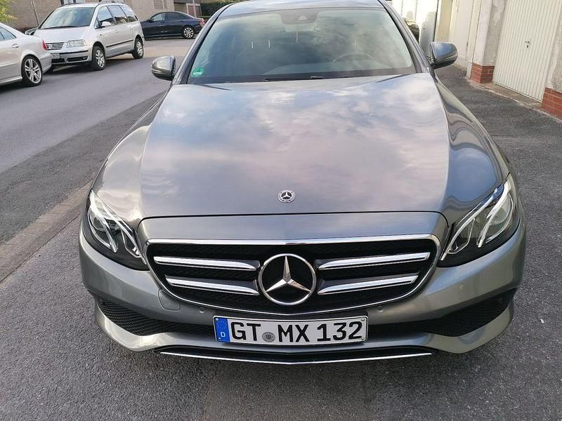 Grau Gebraucht 2019 Mercedes E220 Limousine | 29.750 € (Guter Preis) - Bild 1/4
